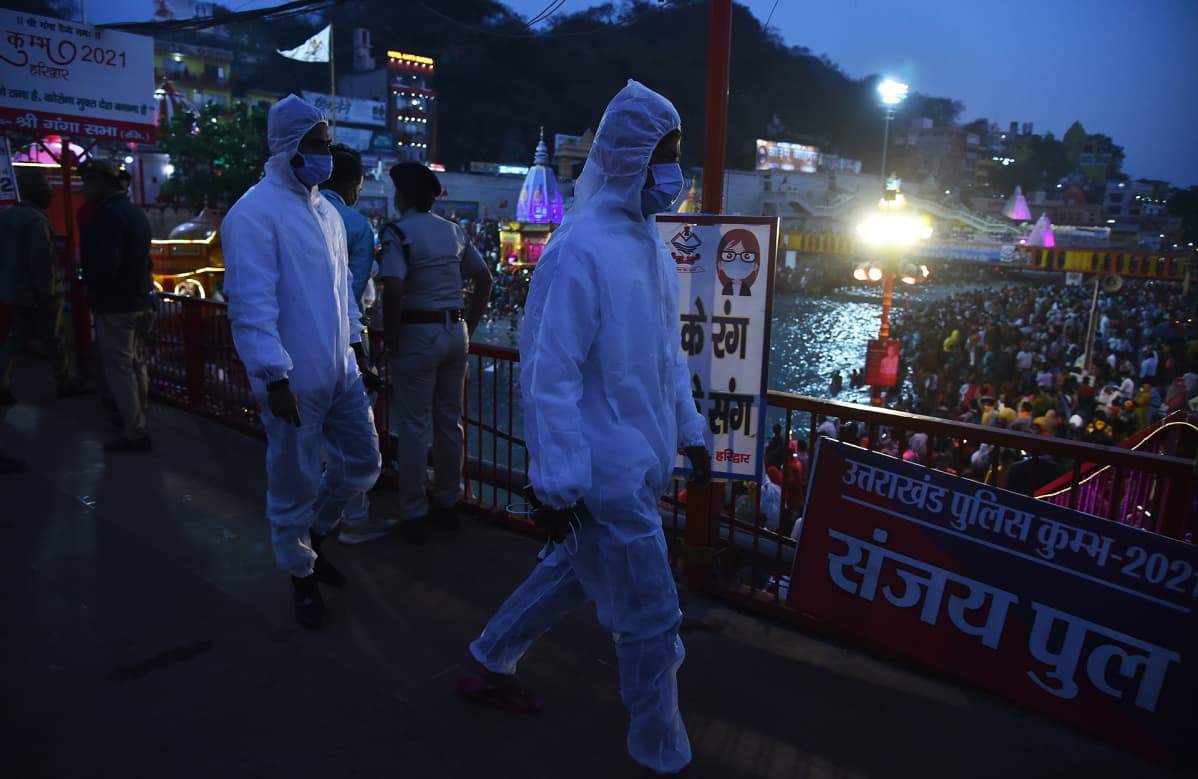Suojavarusteisiin pukeutuneita intialaisia terveysviranomaisia Kumbh Mela -tapahtumassa Haridwarissa.