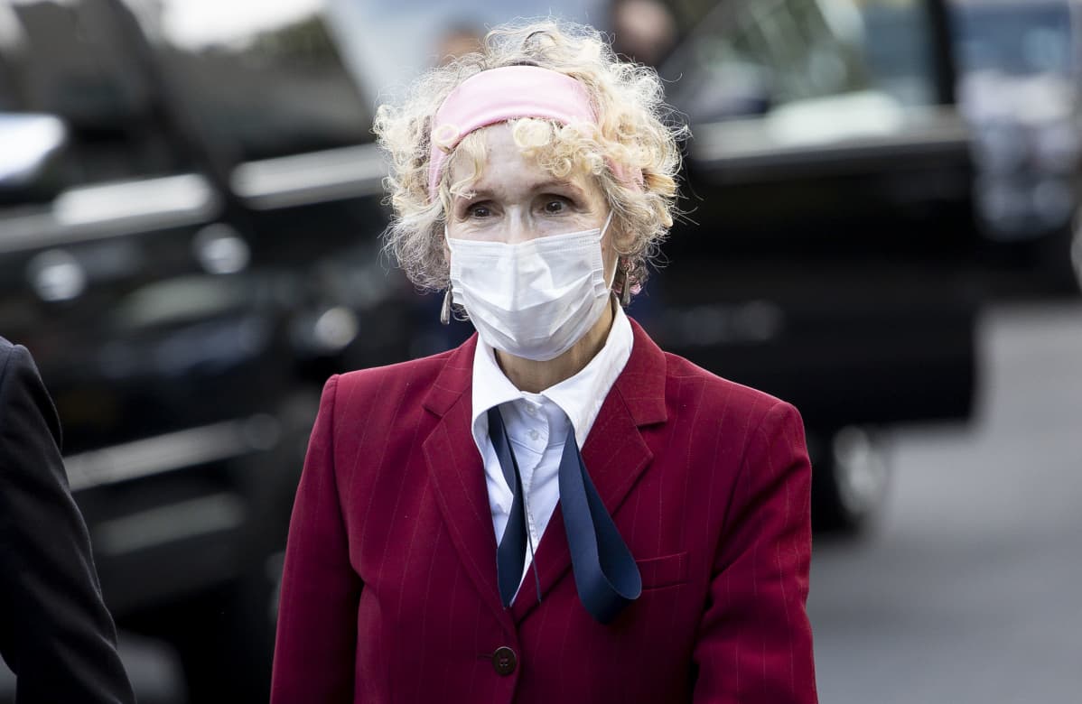 Kirjailija-toimittaja E. Jean Carroll saapumassa oikeustalolle lokakuussa 2020, kun oikeusministeriö yritti saada Trumpia vastaan nostetun kunnianloukkausjutun hoitaakseen.