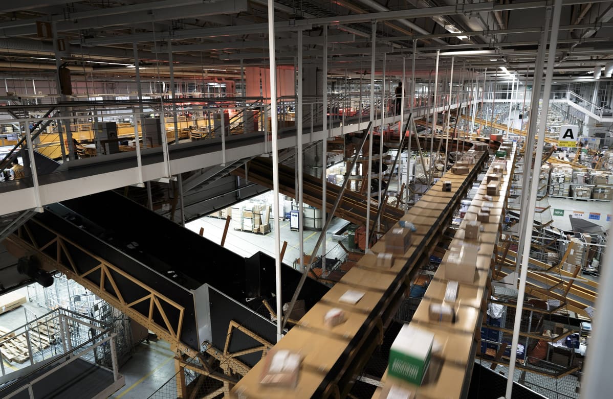 Postipakettien lajittelua maakuntiin lähetystä varten Postin logistiikkakeskuksessa Vantaalla 29. marraskuuta 2017.