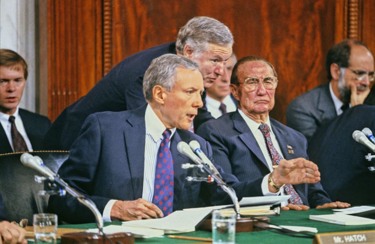 Senaattorit kuulustelevat professori Anita Hilliä. Keskellä istuu senaattori Orrin Hatch ja oikealla puolella istuu senaattori Strom Thurmond.