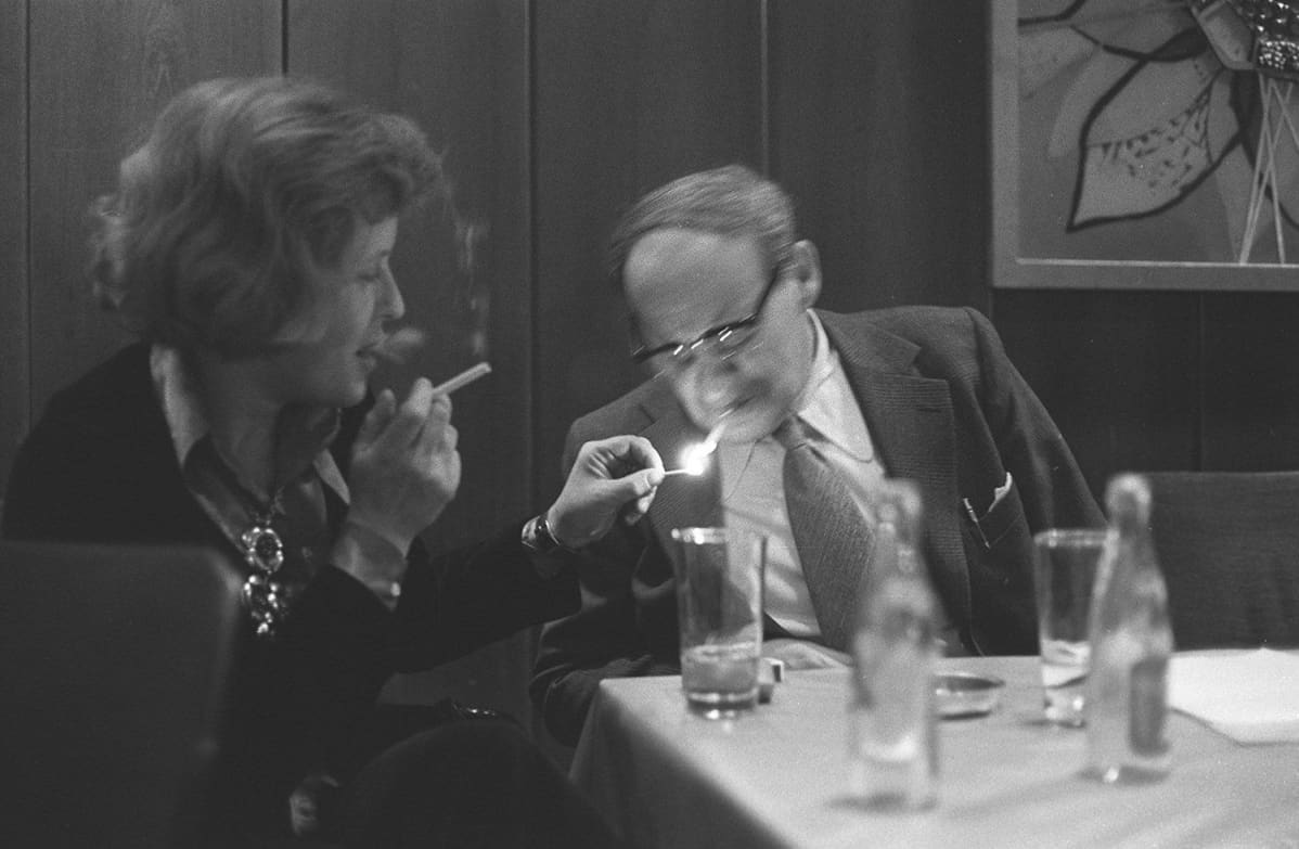 Pen-kokous hotelli Helsingissä 1975. tuntematon tupakansytyttäjä