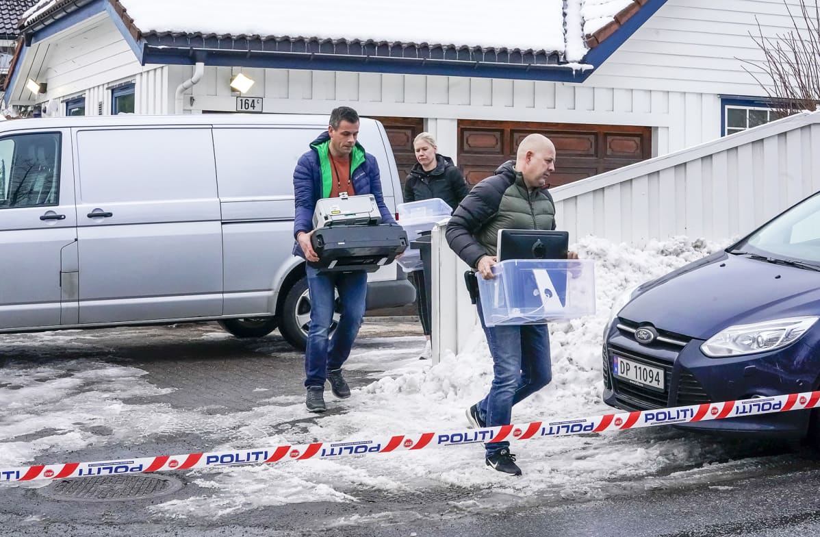 Poliisit kantavat todistusaineistoa Waran kotoa Oslossa maaliskuussa 2019.