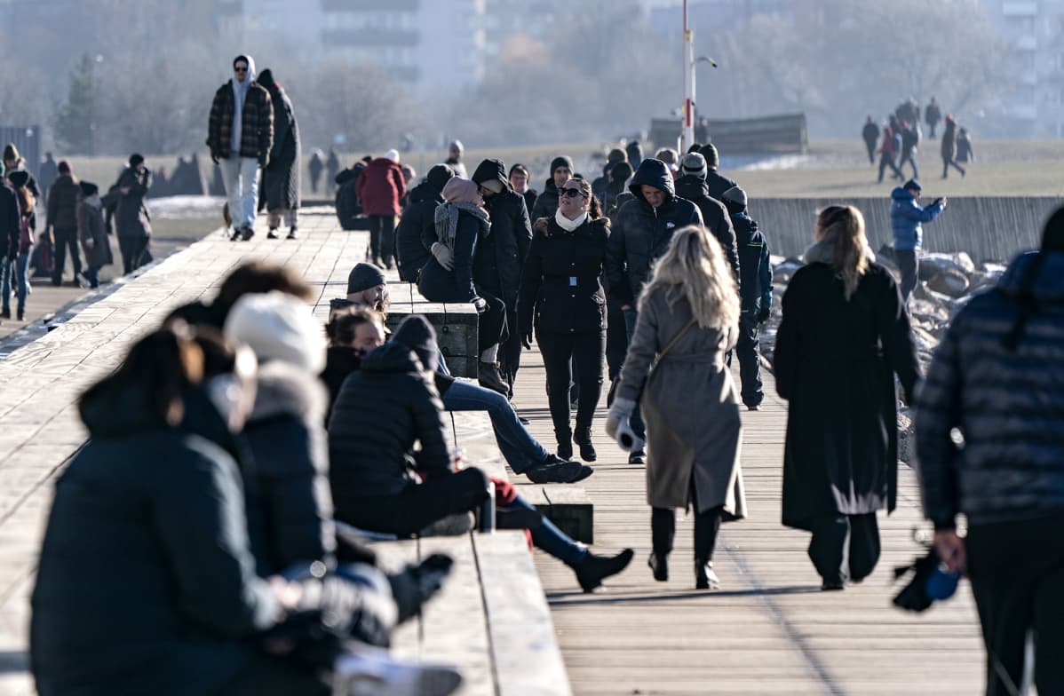 Ihmisiä ulkoilemassa aurinkoisena päivänä Malmössä 14. helmikuuta.