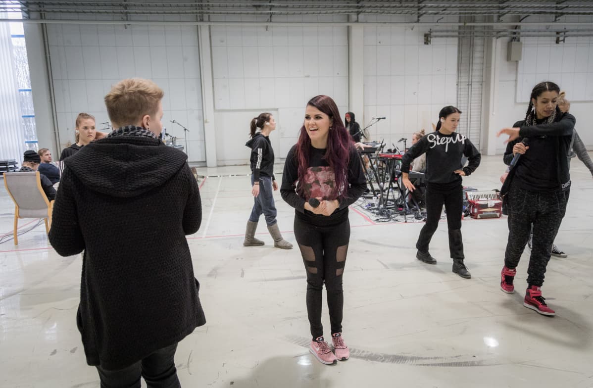 Saara Aalto harjoittelee tanssijoiden kanssa Helsinki Areenan konserttia varten.