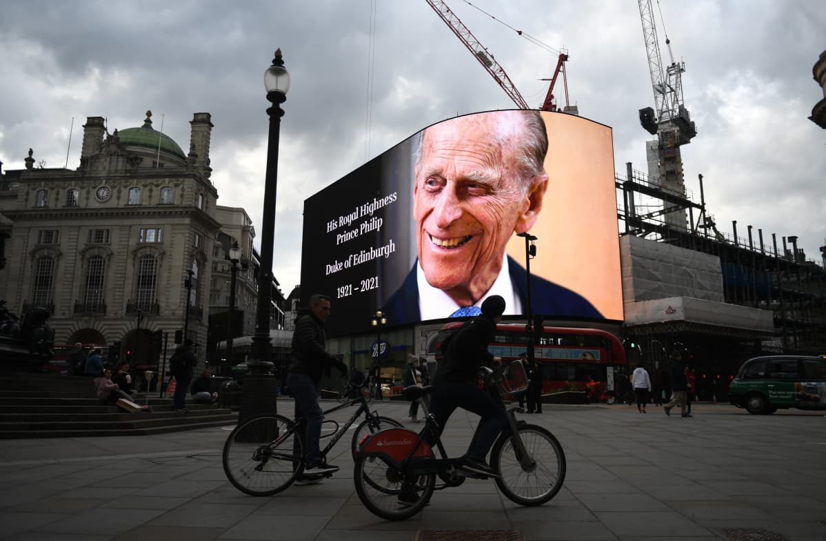 Prinssi Philipin kuva heijastettiin valotauluun Piccadilly Circus -aukiolla Lontoossa.