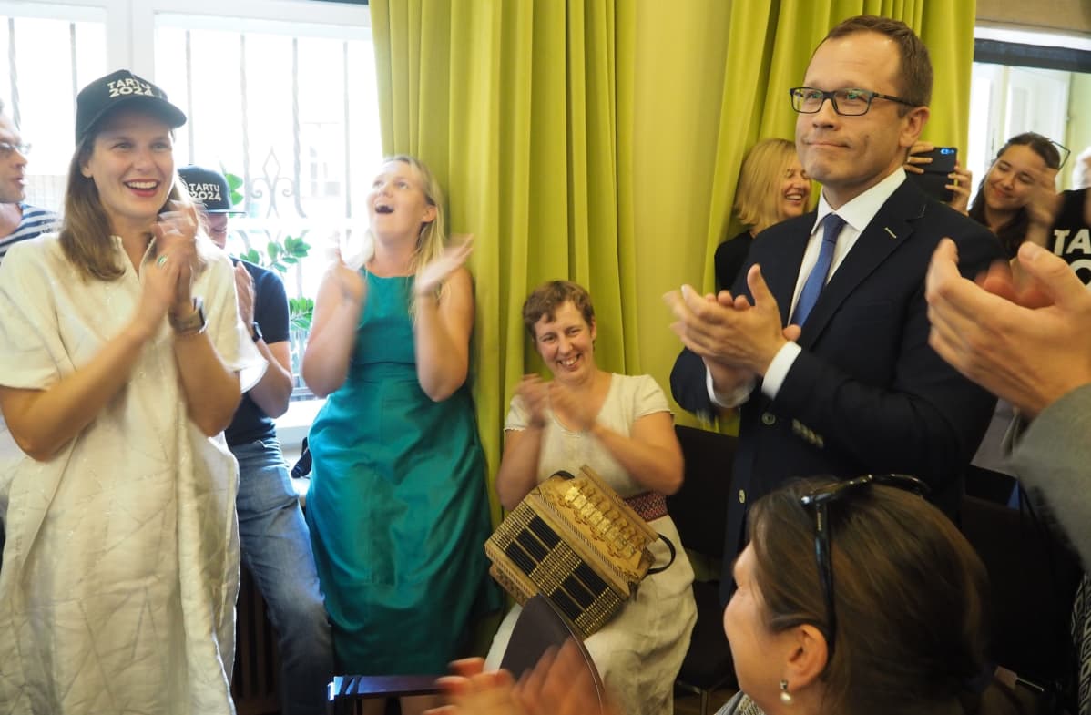 Tarton kaupunginjohtaja Urmas Klaas (oik.) ja muut Tarton kaupungin edustajat iloitsivat voitosta.