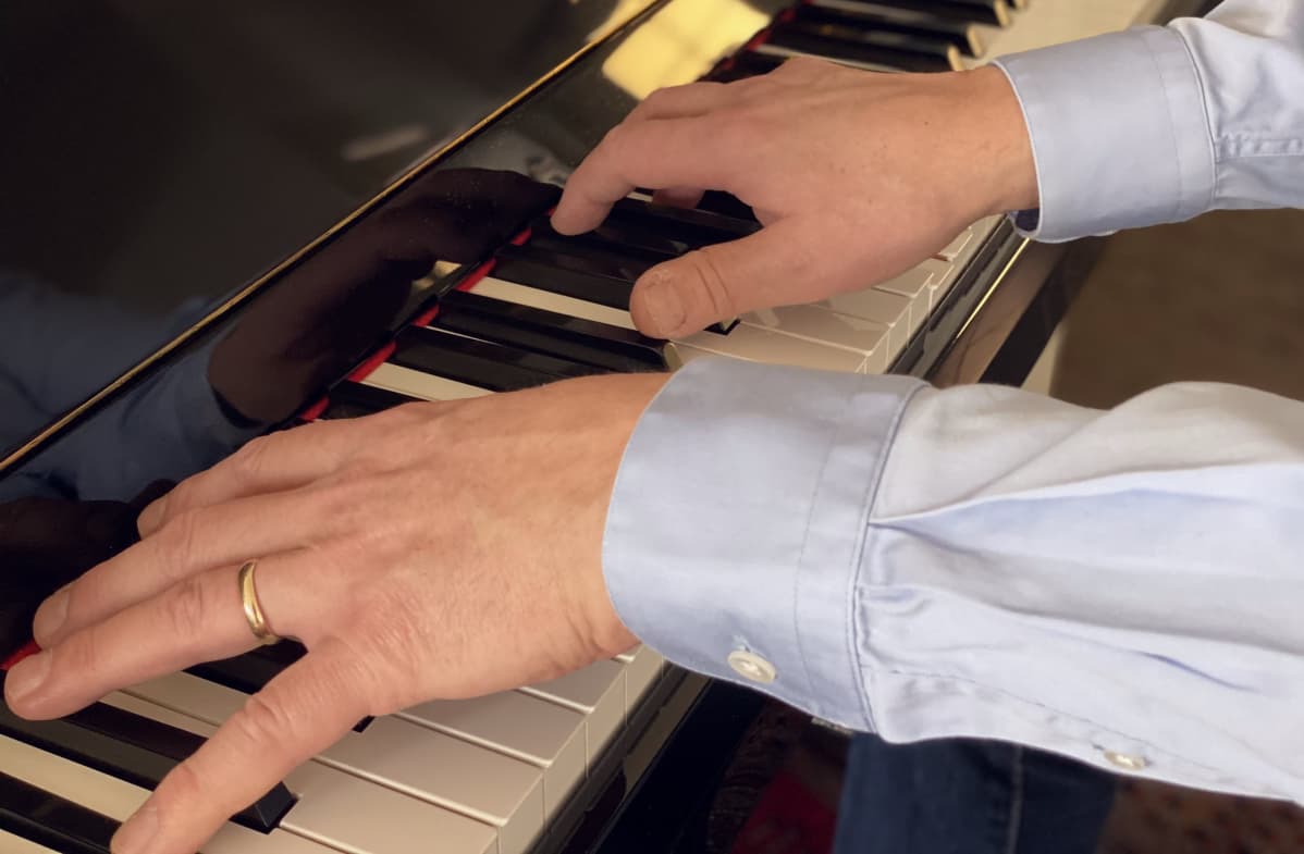 Lahden kaupungin opetus- ja kasvatusjohtaja Lassi Kilponen soittaa pianoa.