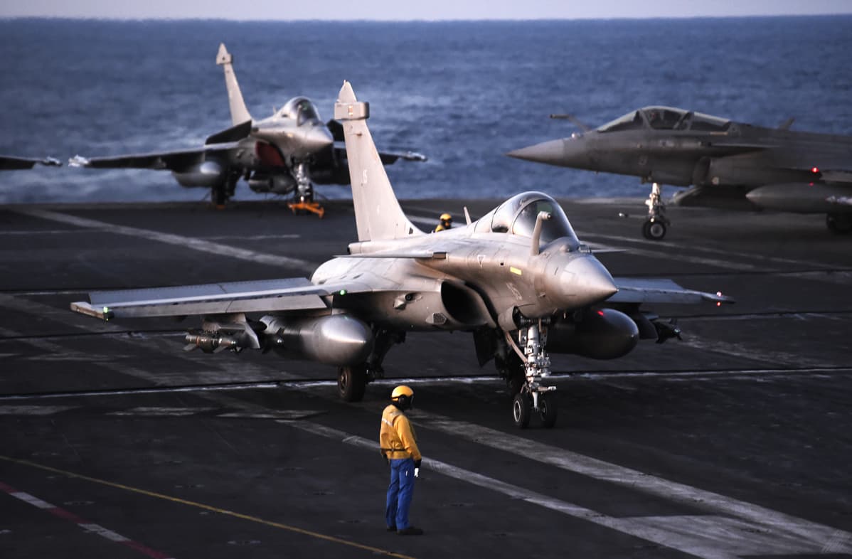 Ranskalaisia Rafale -hävittäjiä lentotukialus Charles de Gaullen kannella.