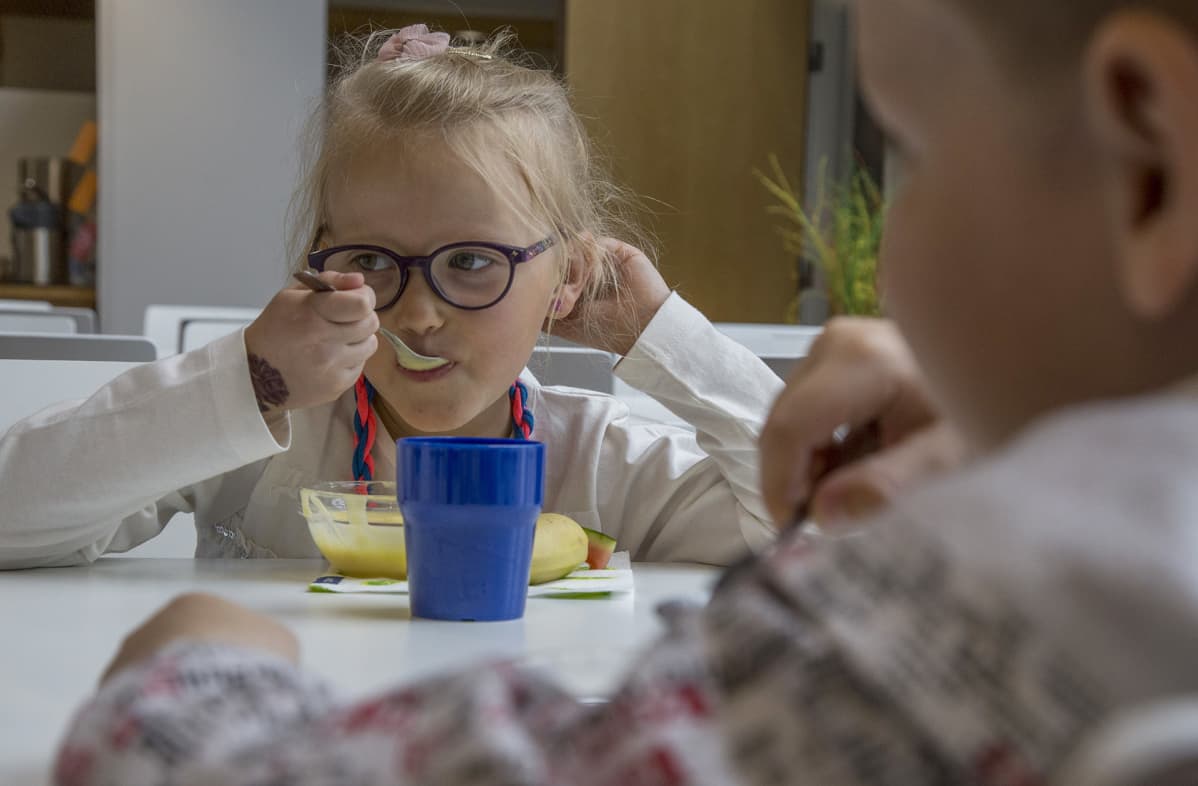 Lily syö välipalaa.