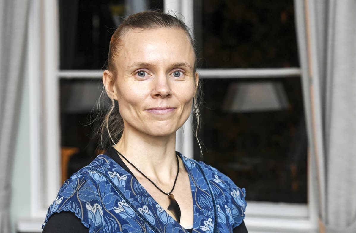 Kaunokirjallisuuden Finlandian voittanut Anni Kytömäki teoksella Margarita Helsingissä 25. marraskuuta 2020.