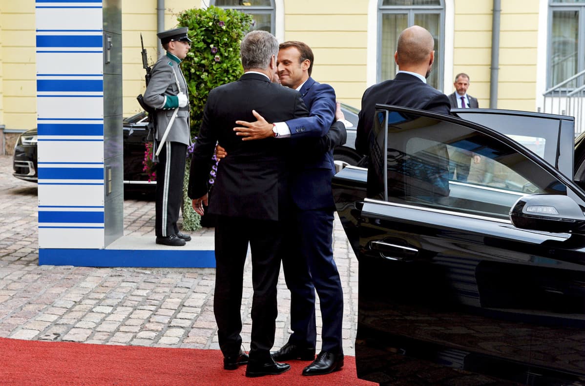 Sauli Niinistö toivottaa Emmanuel Macronin tervetulleeksi presidentinlinnaan.