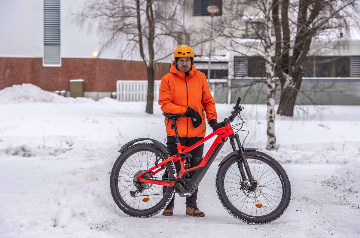 Kokkolalainen Kaj Brandt sähkömaastopyöränsä kanssa.