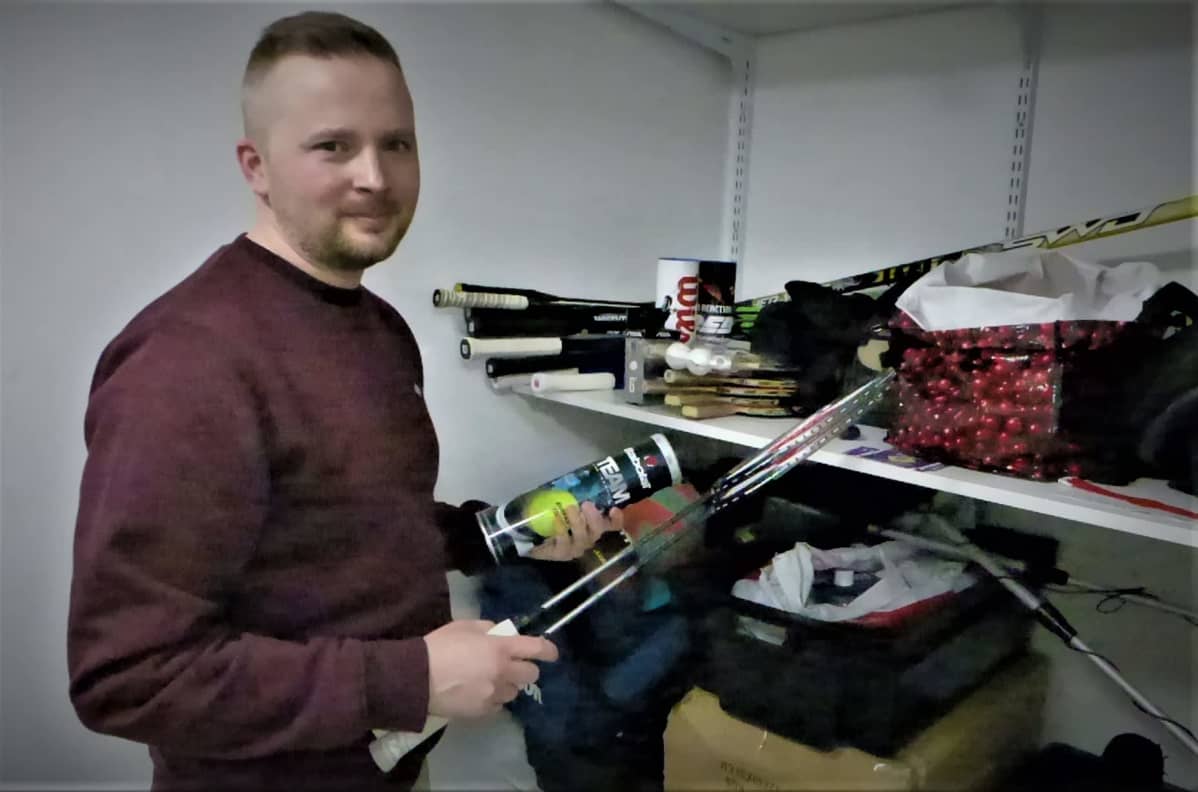 Jesse Särs esittelee yhtiön urheiluvälineitä