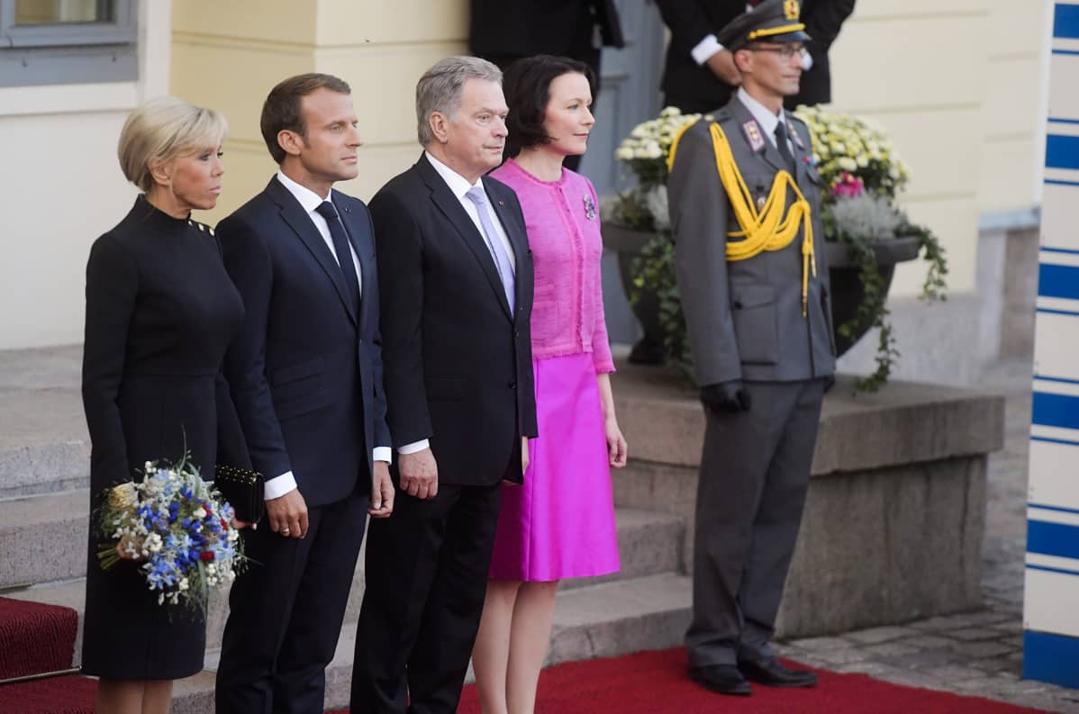 Ranskan presidentti Emmanuel Macron, hänen puolisonsa Brigitte Macron, tasavallan presidentti Sauli Niinistö ja rouva Jenni Haukio.