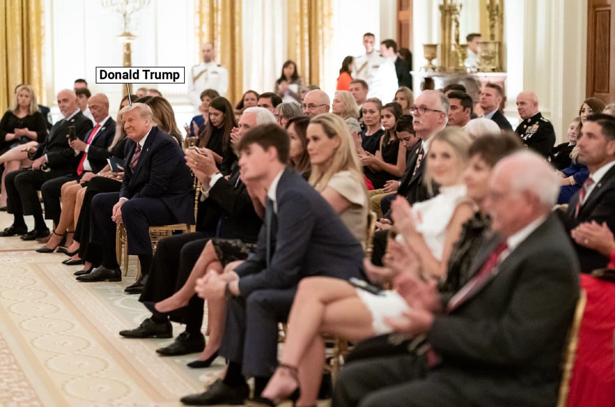 Trump yleisön joukossa.