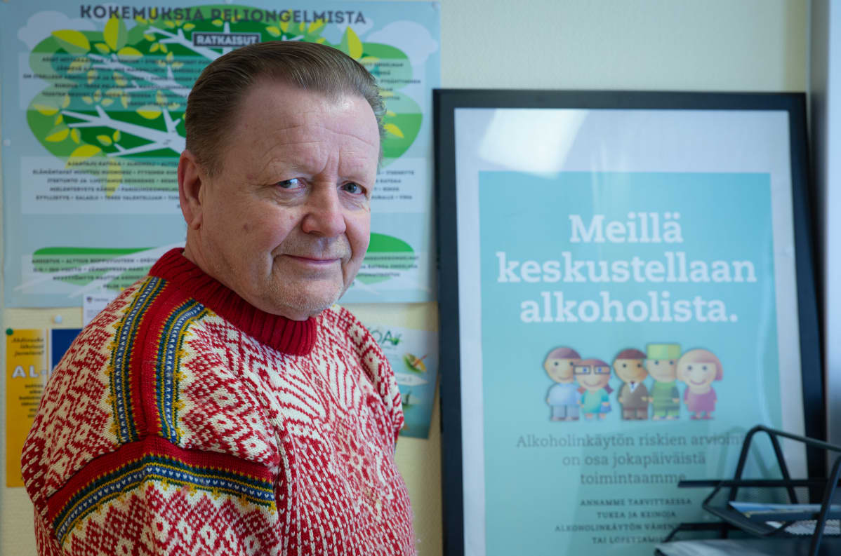 Kokemusasiantuntija Hannu Ylönen työhuoneessaan Korson terveysasemalla.