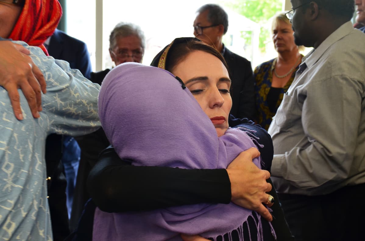 Uuden-Seelannin pääministeri Jacinda Ardern tapaa ihmisiä Christchurchissa moskeijassa.