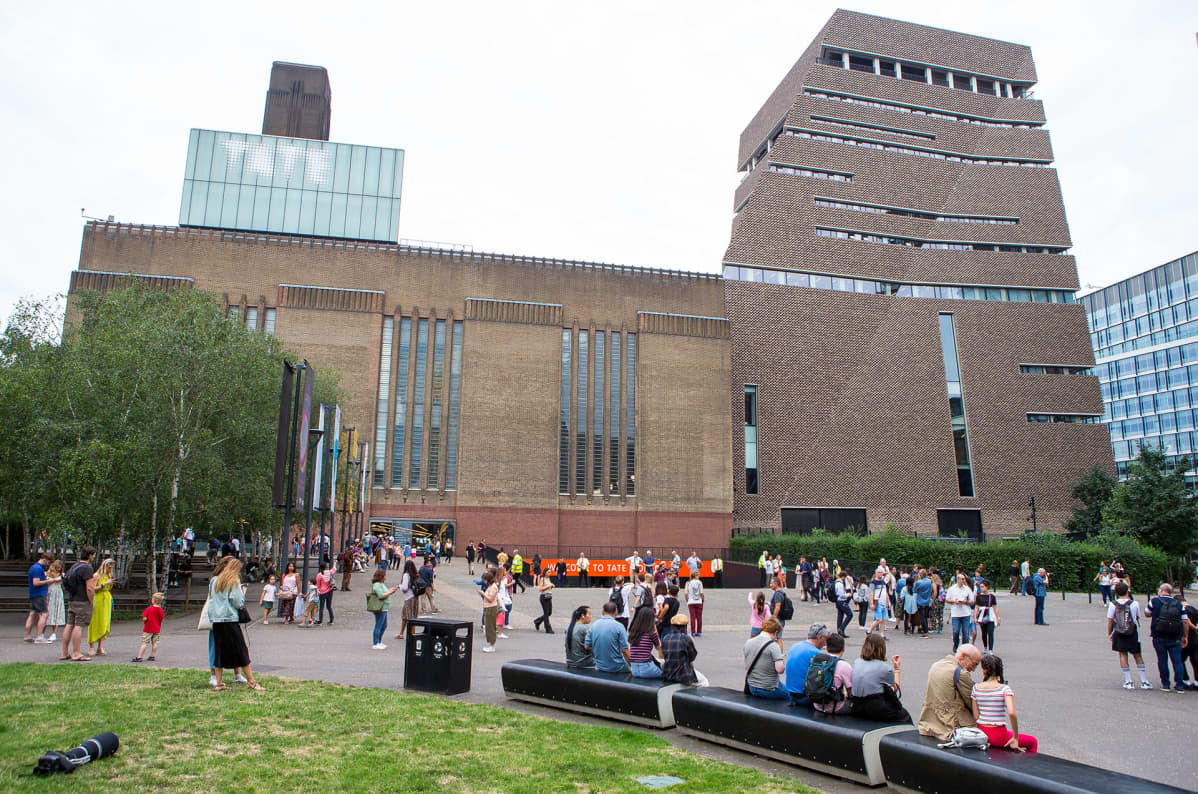 Kuvassa Tate Modern -rakennus Lontoossa.