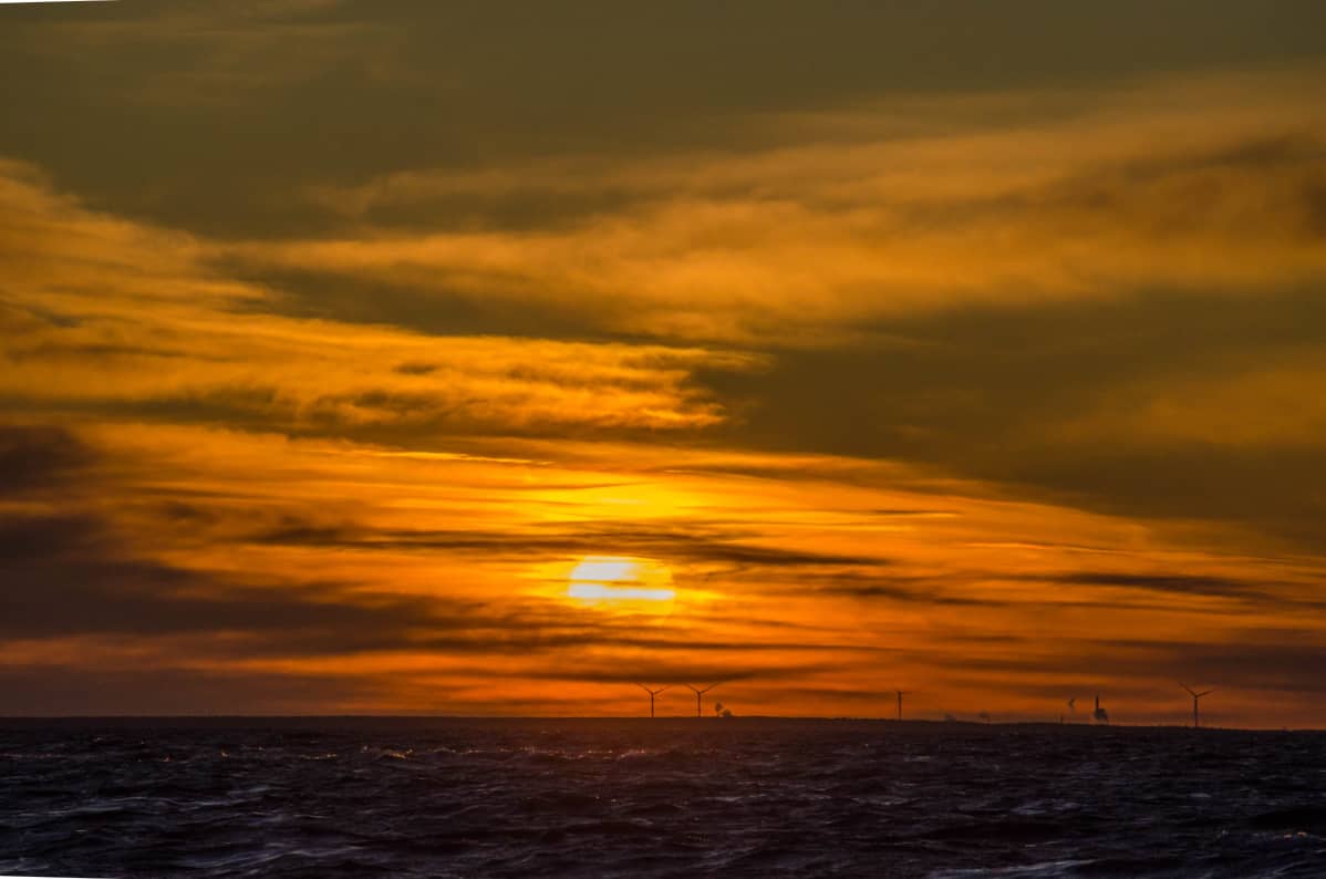 Auringonlasku merellä. Kuvauspaikka: Lohtaja,Ohtakari