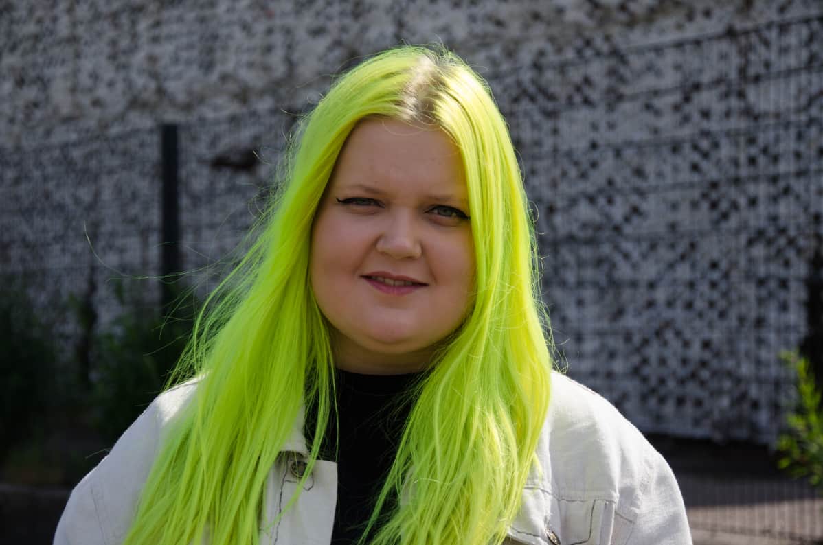 Almalla on kansainvälinen levytyssopimus Saksan Universal Musicin kanssa.