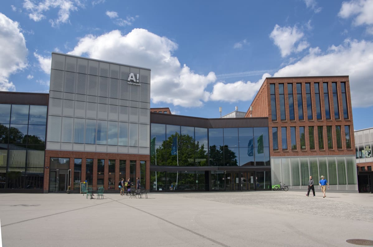 Ainon aukio Otaniemessä, Aalto-yliopiston taiteiden ja suunnittelun korkeakoulu