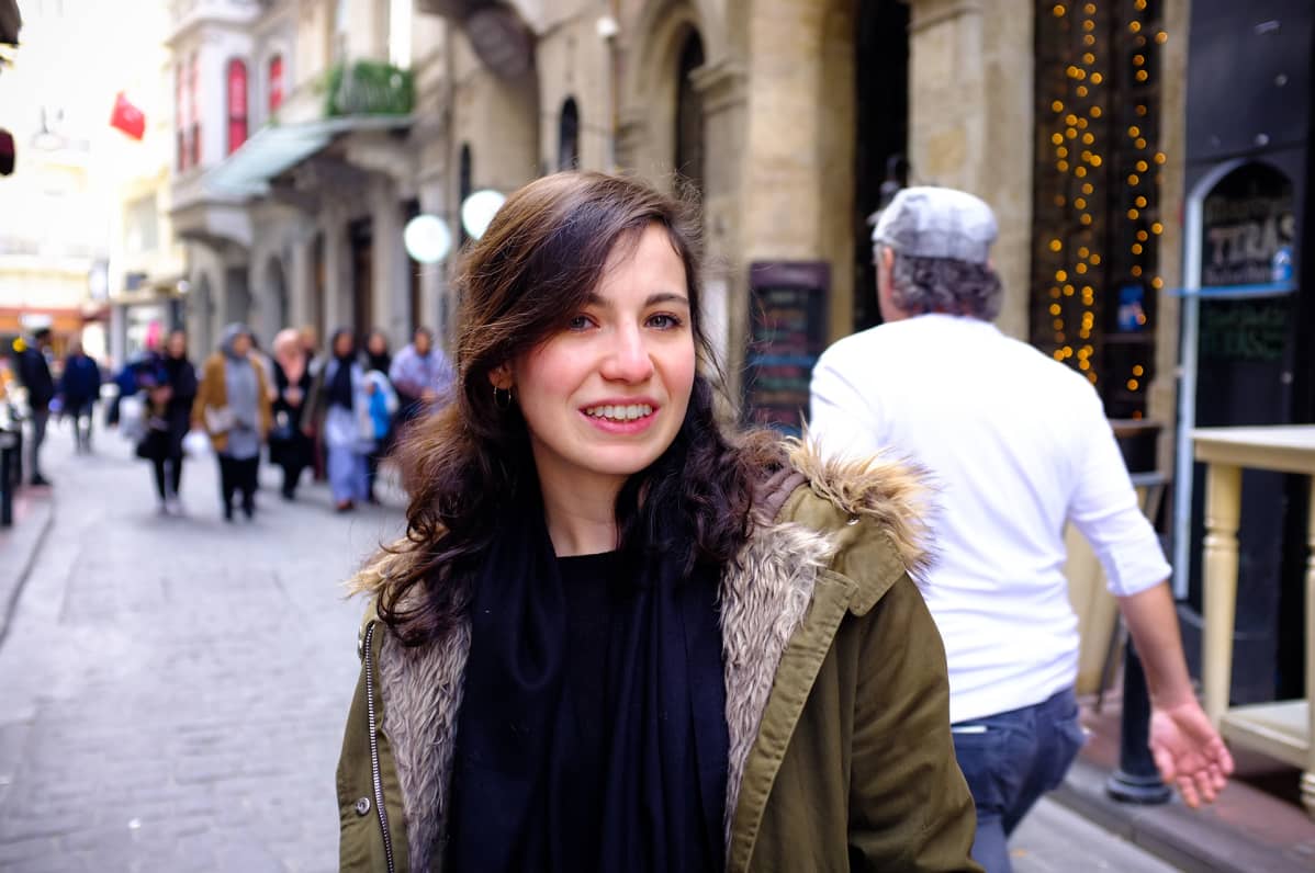 Elif Pınarın kotinaapurustossa ei juuri sekaannuta ihmisten elämään. Joukkoliikenteessä hän kuitenkin pohtii joskus pukeutumistaan.