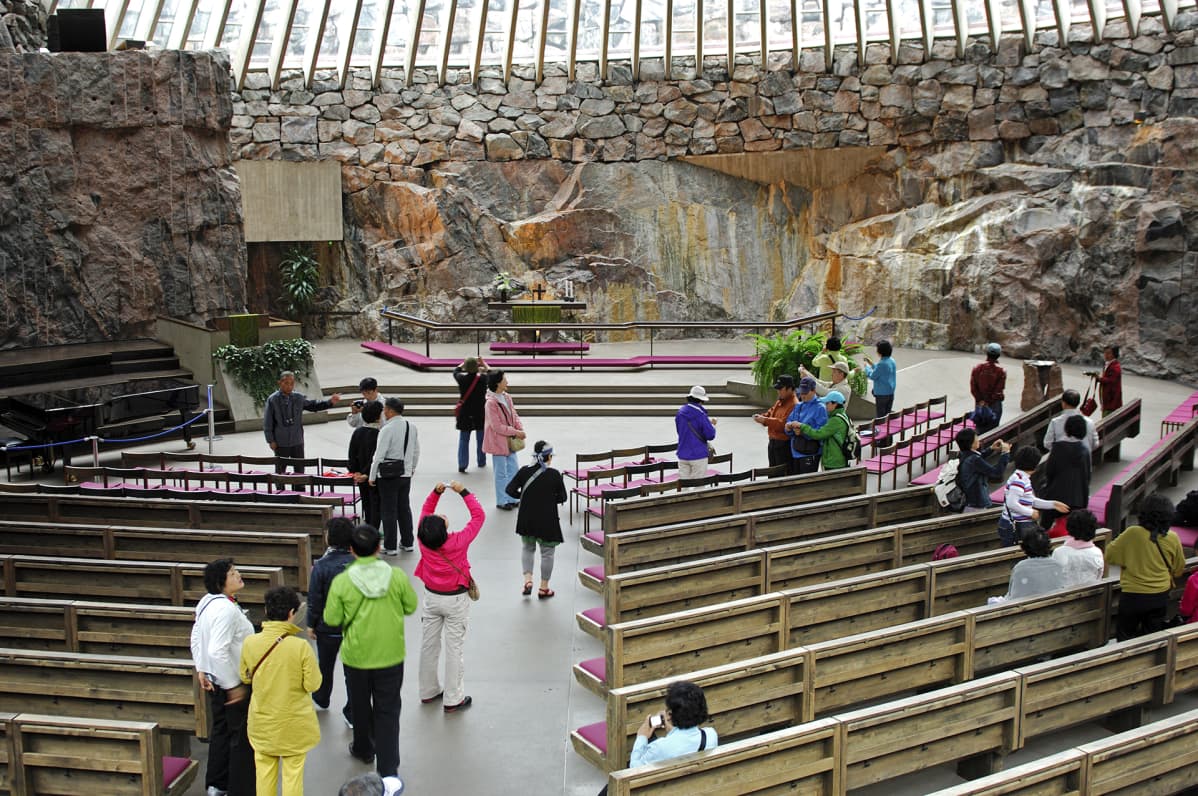 Turisteja Temppeliaukion kirkossa helsingissä.