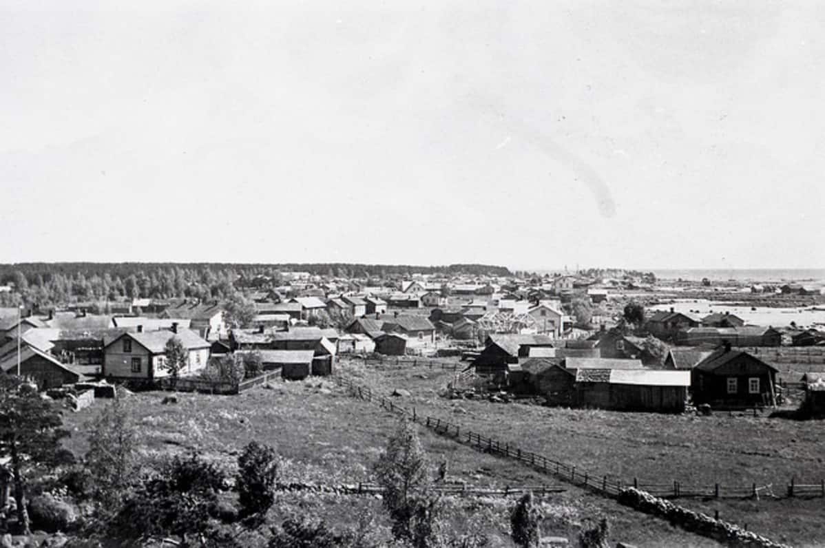 Seiskarin Lounatkylä kuvattuna kirkon tornista, Suomenlahden ulkosaaret.