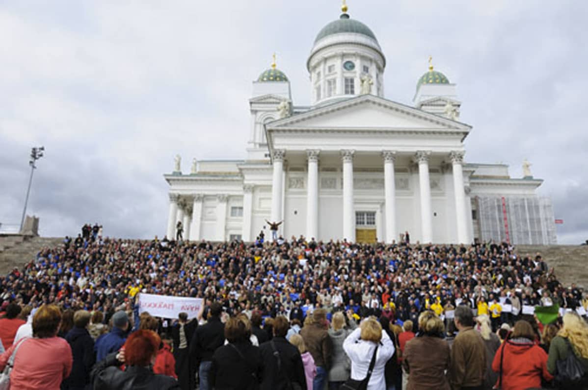 Markut Helsingin Tuomiokirkon portailla kesällä 2012.