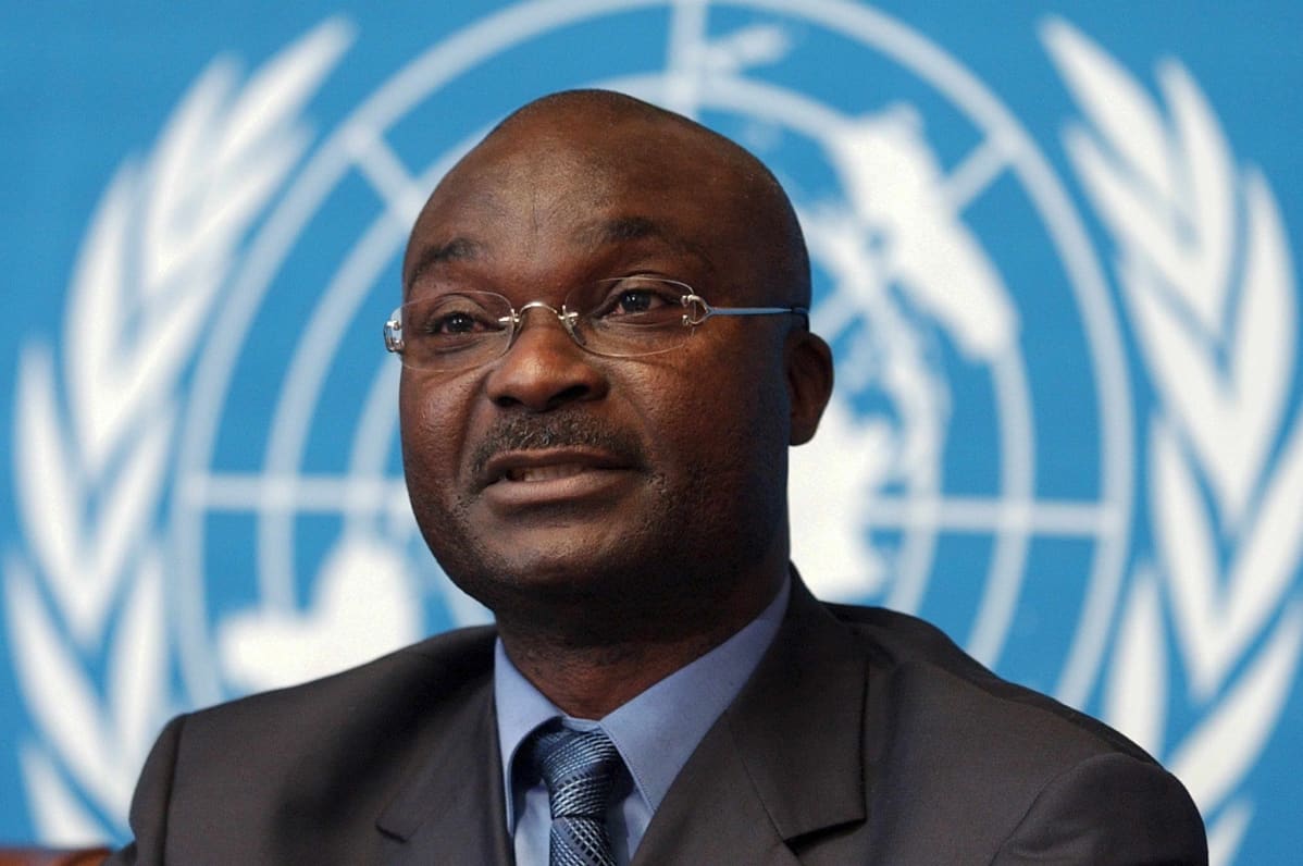 Kuvassa Roger Milla Sveitsin Ganevessä. Taustalla on YK:n tunnus.