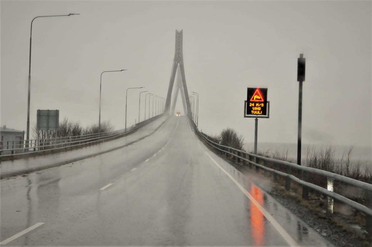Raippaluodon silta Mustasaaressa. Tuuli puhaltaa kovaa Liisa-myrskyssä 19.11.2020