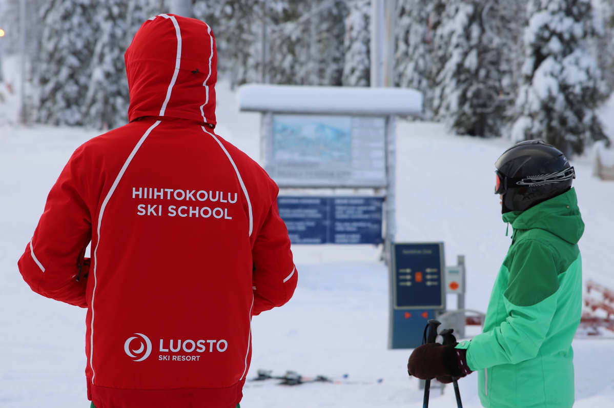 laskettelijoita Luoston laskettelurinteessä