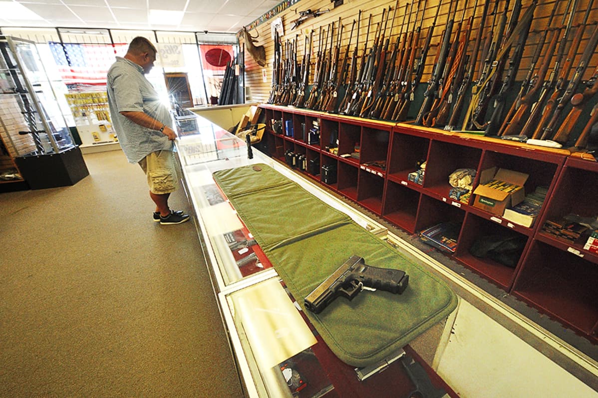 Asiakas katselee myytäviä aseita Rocky Mountain Guns and Ammo -liikkeessä Parkerissa, Coloradossa.