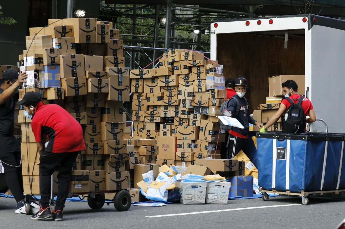 Amazonin työntekijät purkivat paketteja toukokuussa New Yorkissa edelleen jakelua varten.