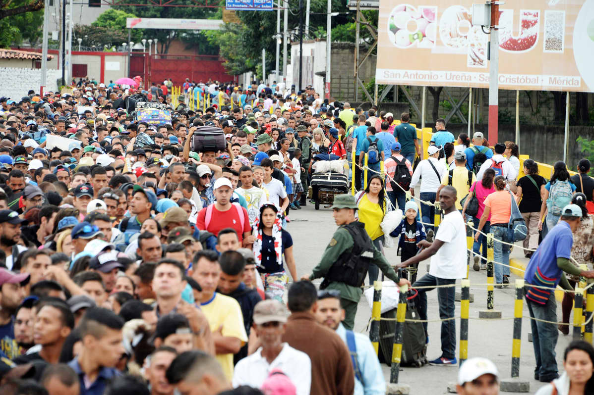 Venezuelalaisia pakolaisia Venezuelan ja Kolumbian välisellä Simon Bolivarin sillalla