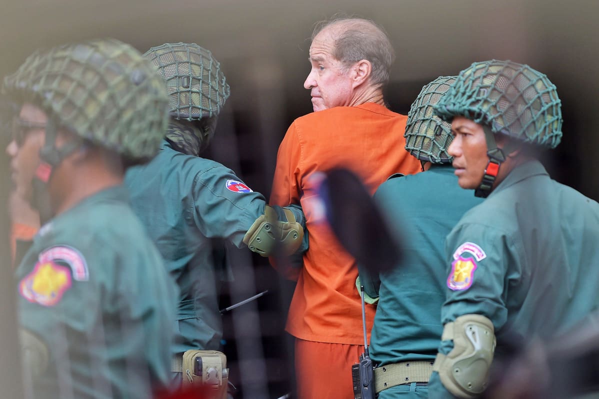 Australialaista elokuvantekijää James Ricketsonia tuodaan oikeuden istuntoon.