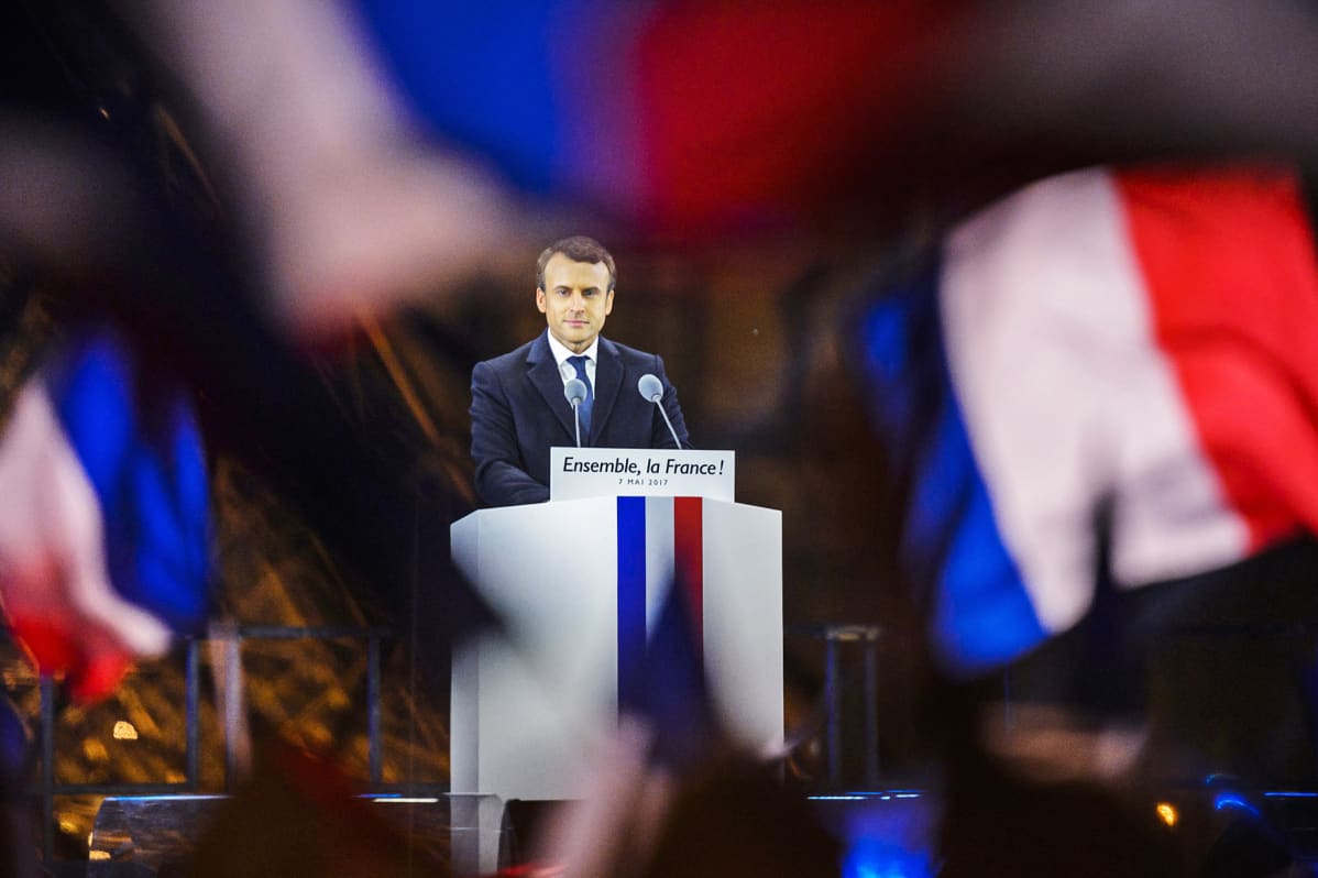 Emmanuel Macron puhujanpöntössä.