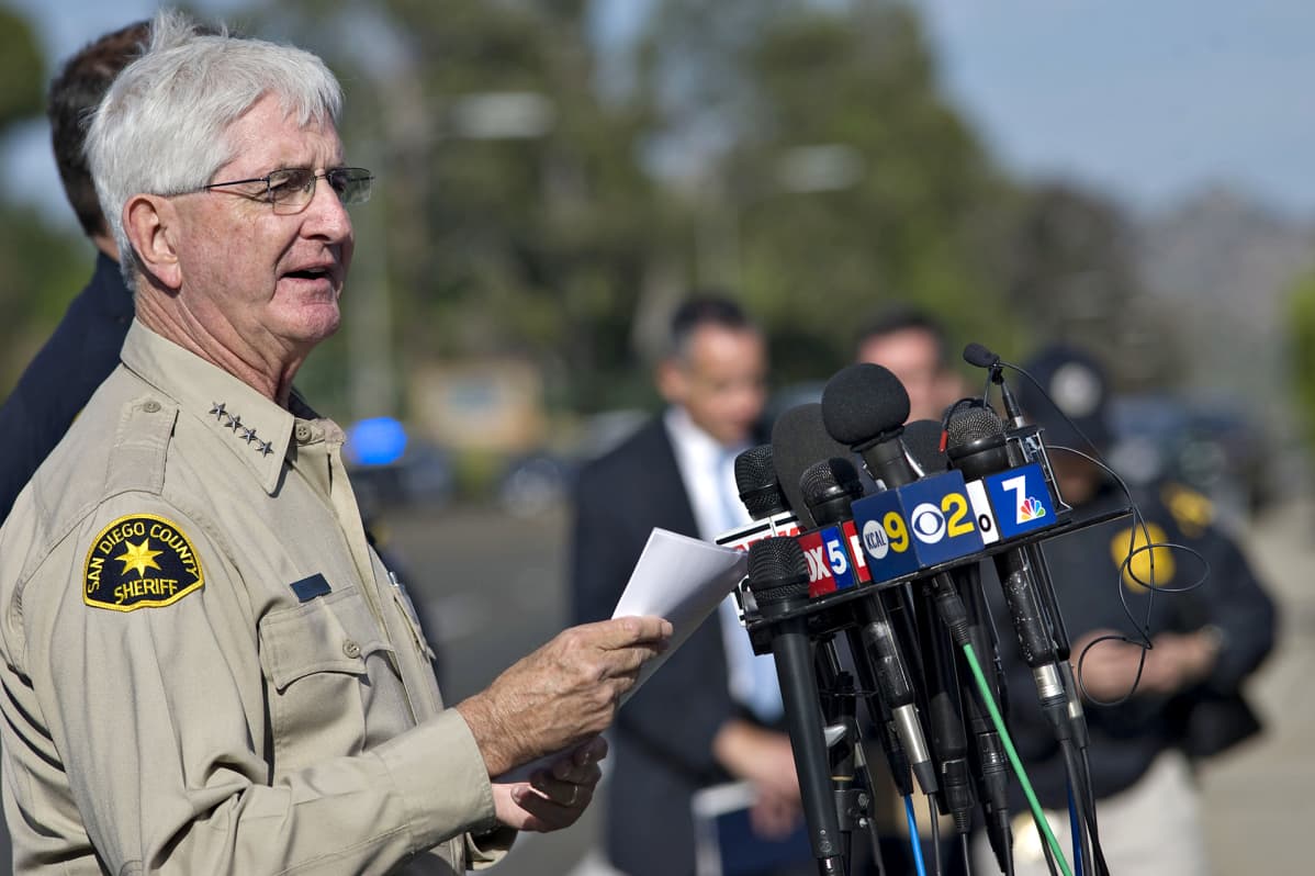 San Diegon piirikunnan sheriffi Bill Gore pitää kuvassa tiedotustilaisuutta medialle.