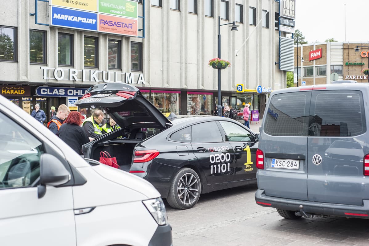 Poliisi, veroviranomaiset ja Trafi tarkastivat Kuopiossa takseja.