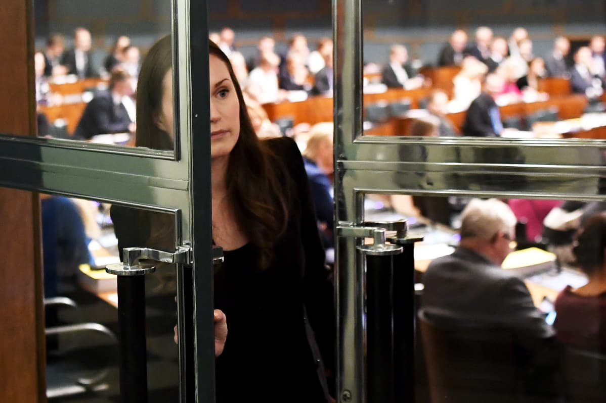 SDP:n liikenne- ja viestintäministeri Sanna Marin täysistuntosalin ovella eduskunnan täysistunnon aikaan Helsingissä 3. joulukuuta 2019.