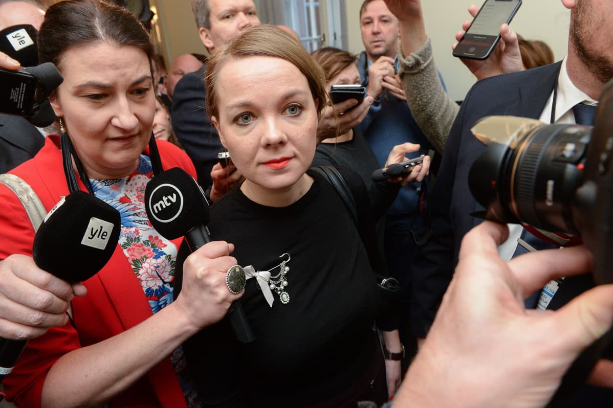 Keskustan puheenjohtaja Katri Kulmuni saapuu eduskuntaryhmän kokoukseen keskustelemaan pääministeri Antti Rinteen luottamuksesta eduskunnassa Helsingissä 3. joulukuuta.