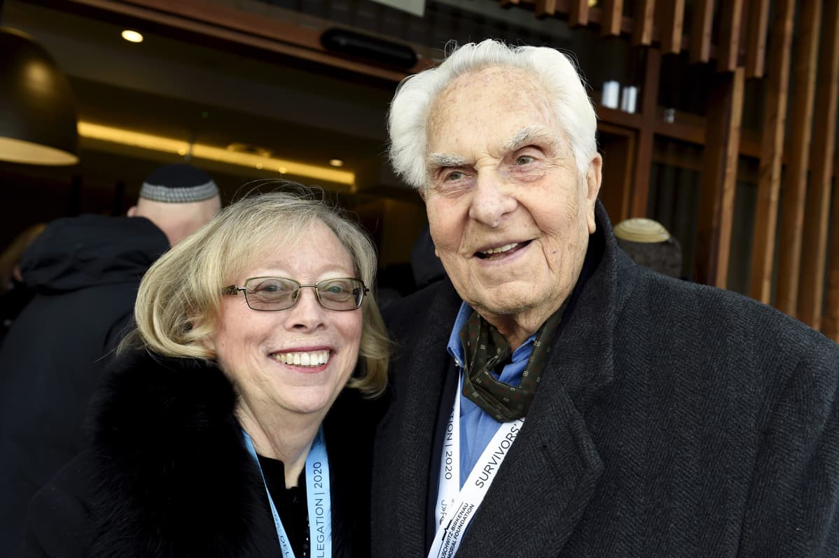 Auschwitzin keskitys- ja tuhoamisleiriltä selviytynyt David Marks (oik.) ja puoliso Kathy Peck Auschwitzin vapautuksen 75-vuotismuistotilaisuudessa Oświęcimissä Puolassa 27. tammikuuta