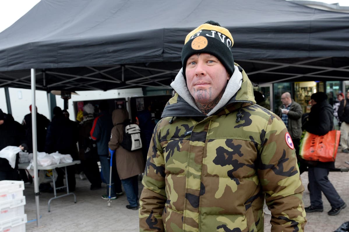Moottoripyöräkerho MC Cannonball jakoi 1000 joulukinkkua ja -kalkkunaa ilmaiseksi Myllypuron metroaseman edessä Helsingissä 7. joulukuuta 2016.