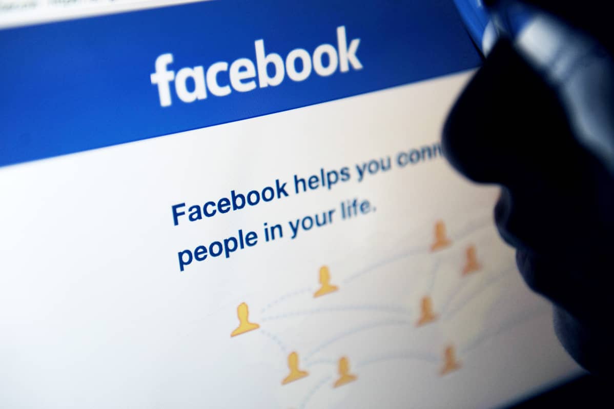 facebook ja naisen siluetti