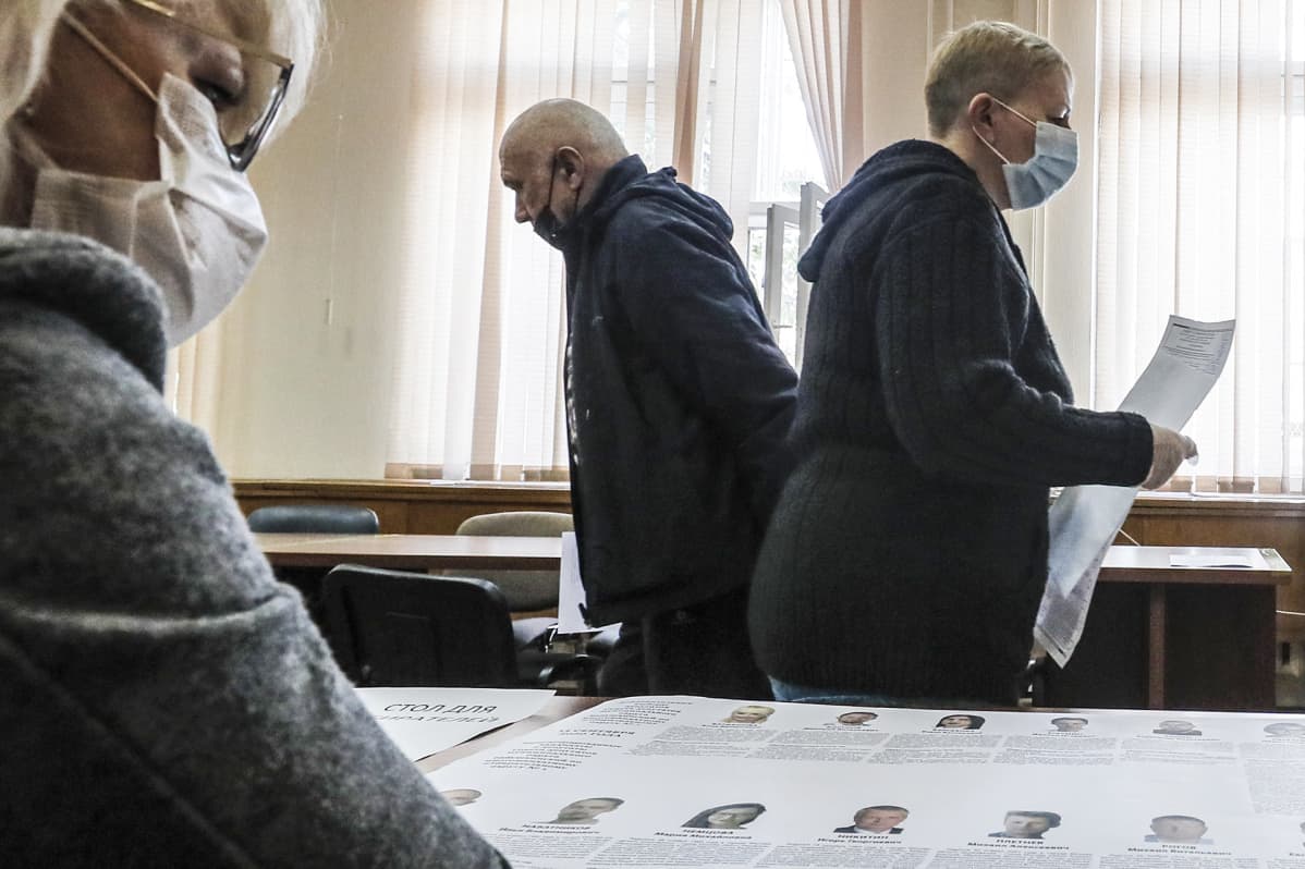 Äänestäjiä vaalipaikalla.
