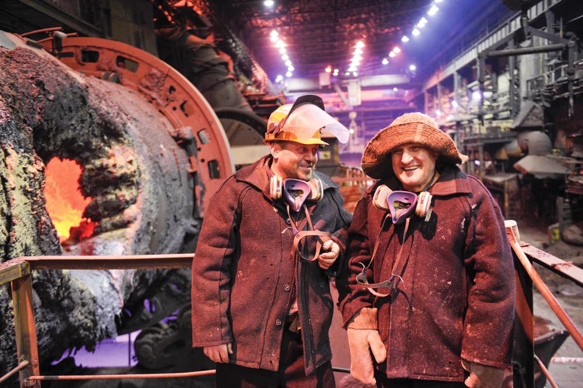 Työntekijöitä Kola Mining and Metallurgical Companyn sulatossa.