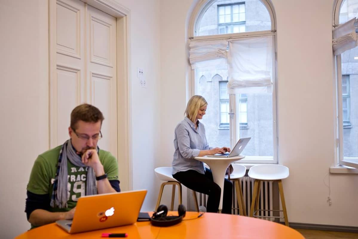 mies ja nainen työskentelevät kannettavalla tietokoneella