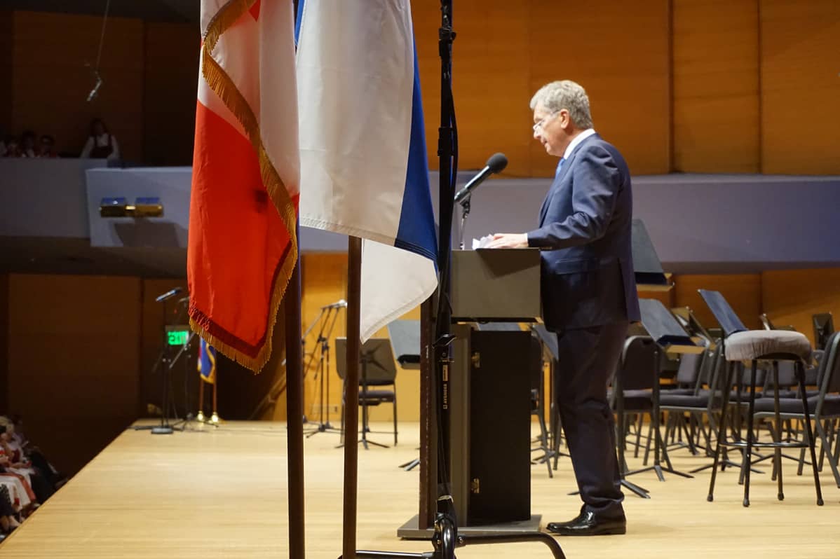 Sauli Niinistö puhumassa Minnesotan konserttisalilla.
