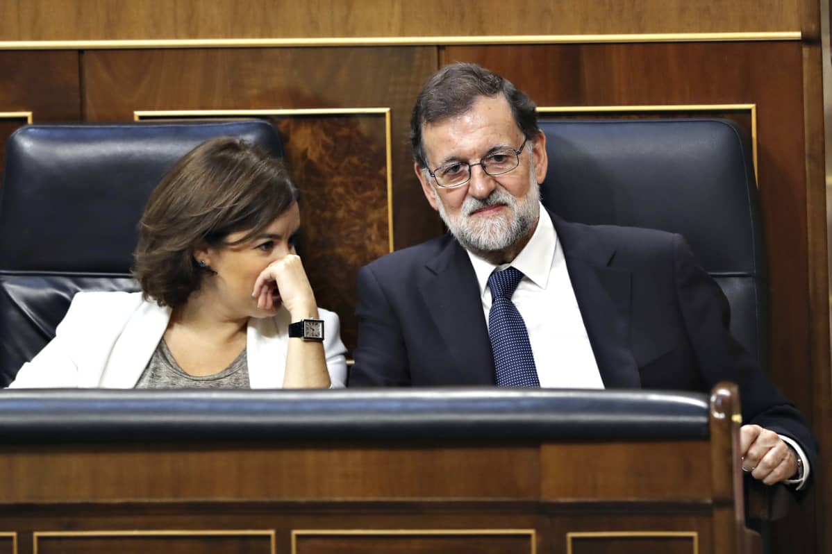 Soraya Sáenz de Santamaría ja Mariano Rajoy.