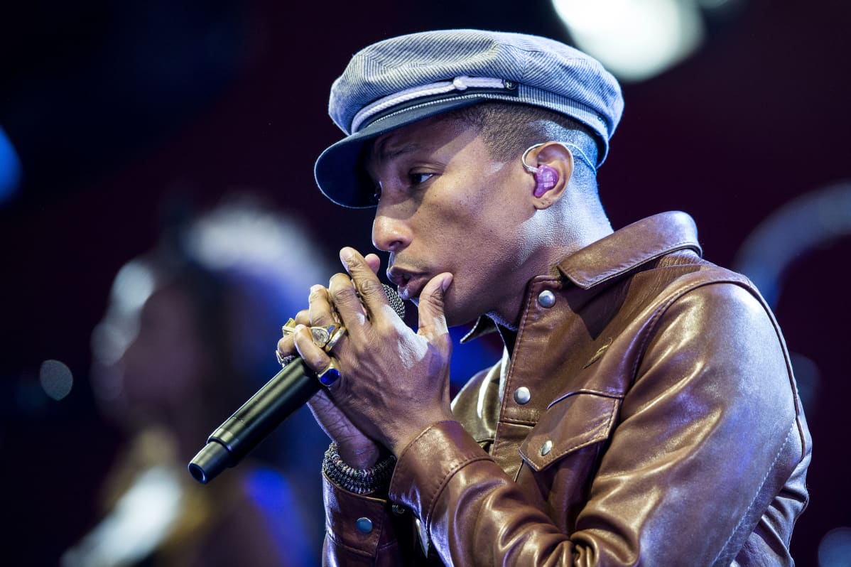 Pharrell Williams sjunger i mikrofon